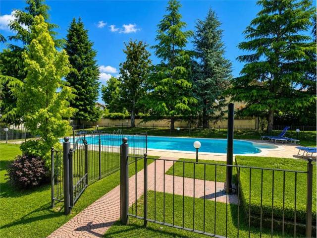 Appartamento in vendita a Lesmo, Lombardia