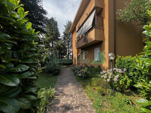 Appartamento in vendita a Lesmo, Lombardia