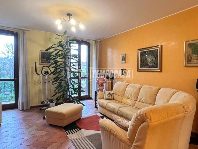 Appartamento in vendita a Lesmo, Lombardia