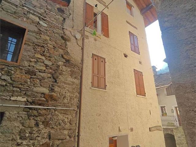 Appartamento in vendita a Lillianes, Aosta