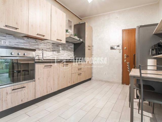Appartamento in vendita a Limbiate, Lombardia