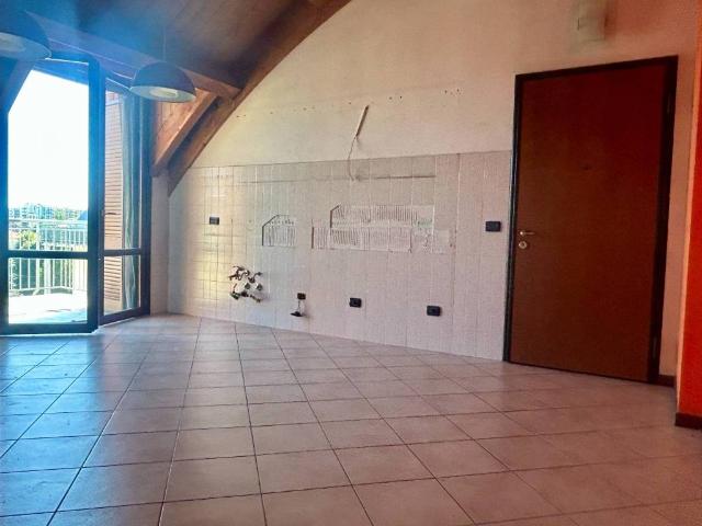 Appartamento in vendita a Limbiate, Lombardia