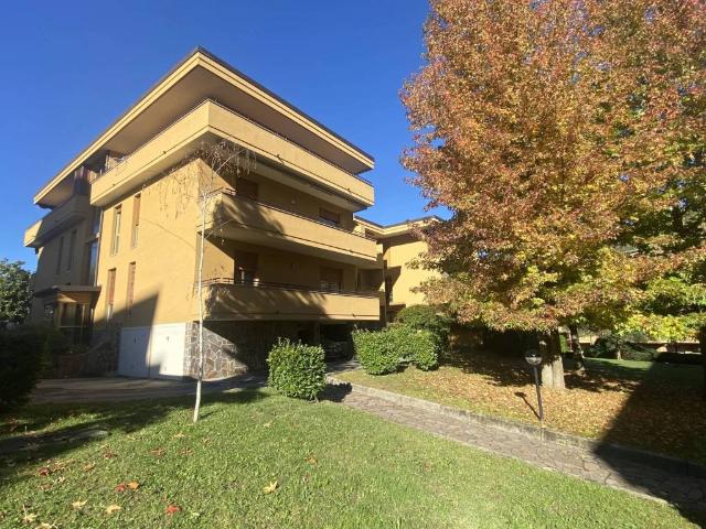 Appartamento in vendita a Lipomo, Como