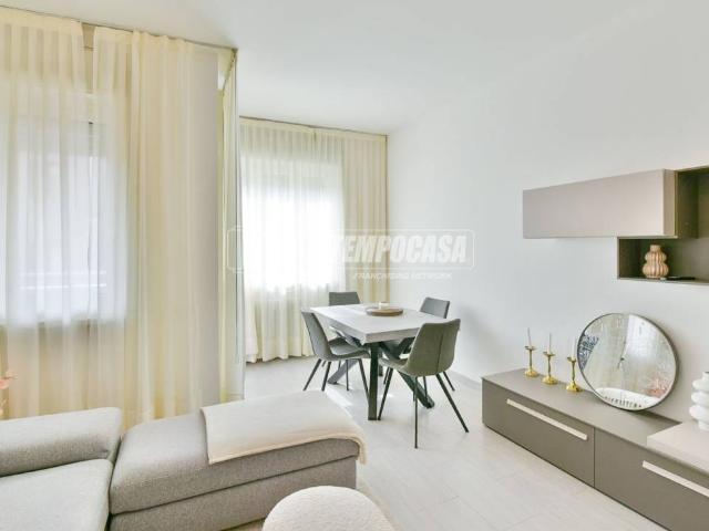 Appartamento in vendita a Lipomo, Como