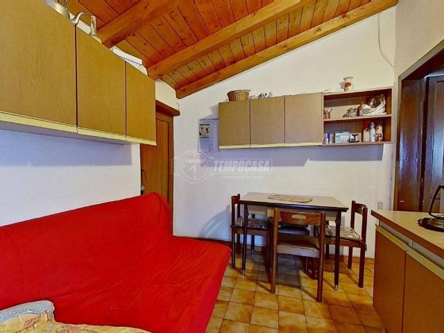 Appartamento in vendita a Lipomo, Lombardia