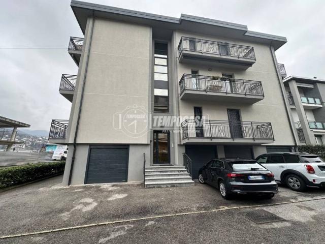 Appartamento in vendita a Lipomo, Como