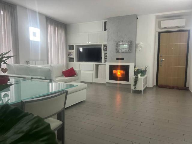 Appartamento in vendita a Macherio, Lombardia