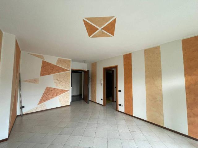 Appartamento in vendita a Lomazzo, Lombardia