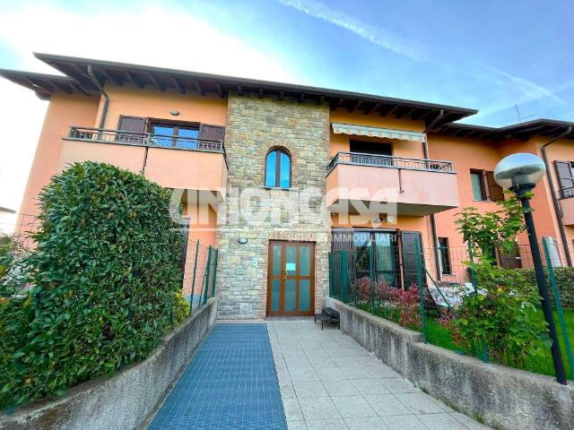 Appartamento in vendita a Lomazzo, Lombardia
