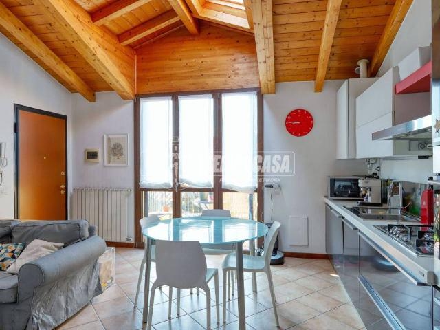 Appartamento in vendita a Lozza, Lombardia