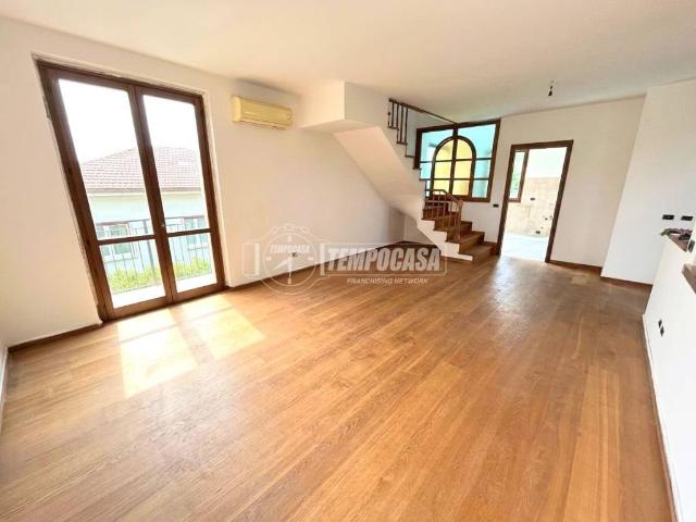 Appartamento in vendita a Luisago, Lombardia