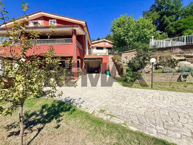 Villa Indipendente in vendita a Quadroni, Manziana