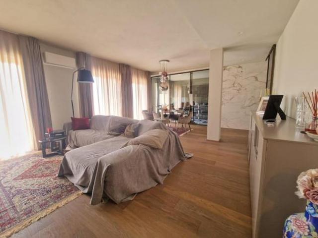 Appartamento in vendita a Carrara, Toscana