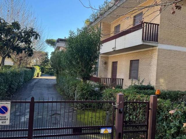 Appartamento in vendita a Marina di Massa, Marina Di Massa