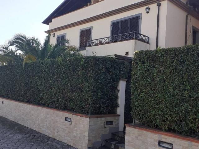 Appartamento in vendita a Marina di Massa, Marina Di Massa