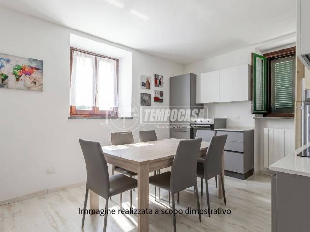Appartamento in vendita a Mercallo, Lombardia