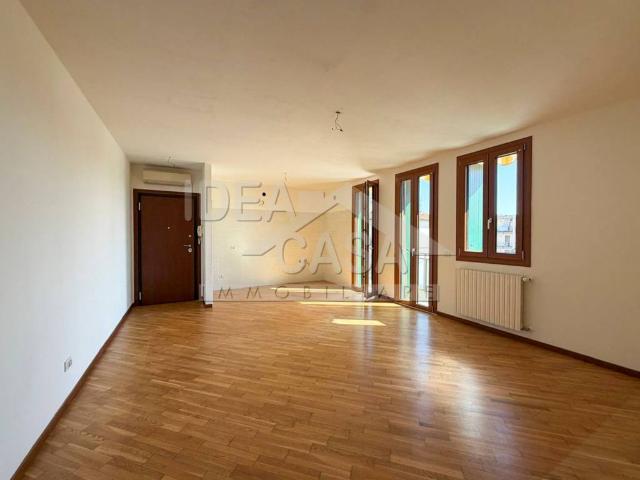 Appartamento in vendita a Mirandola, Modena