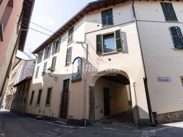 Appartamento in vendita a Molteno, Lombardia