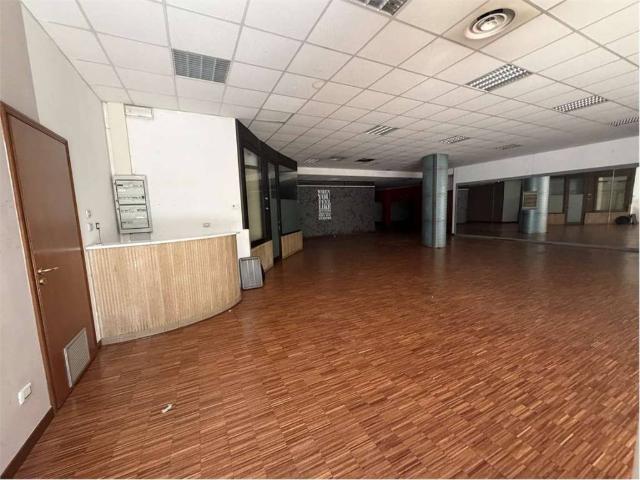 Locale Commerciale in vendita a Piemonte, Cuneo