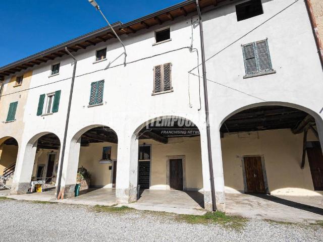 Rustico in vendita a Monguzzo, Lombardia