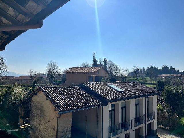 Appartamento in vendita a Monguzzo, Lombardia