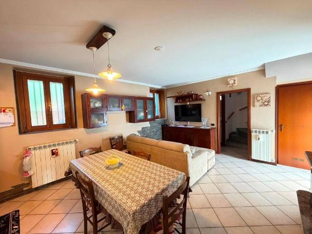 Appartamento in vendita a Montano Lucino, Lombardia