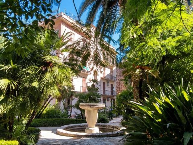 Appartamento in vendita a Avvocata, Napoli