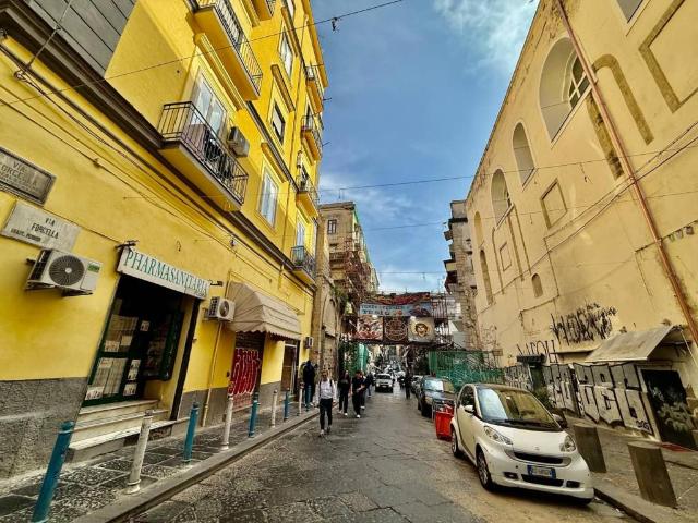Appartamento in vendita a Pendino, Napoli