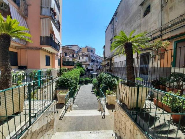 Appartamento in vendita a Avvocata, Napoli