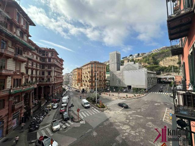 Appartamento in vendita a Chiaia, Napoli