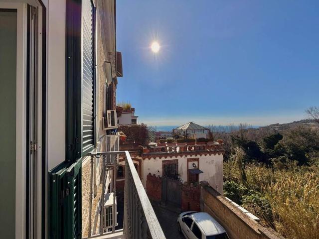 Appartamento in vendita a Coroglio, Campania