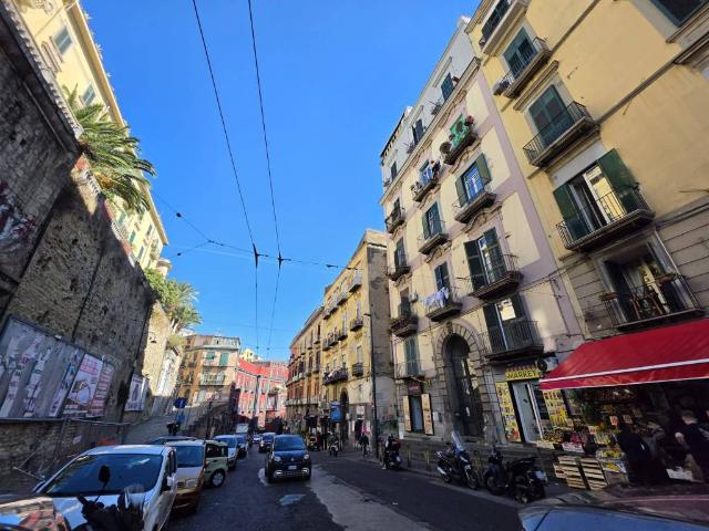Appartamento in vendita a Avvocata, Napoli