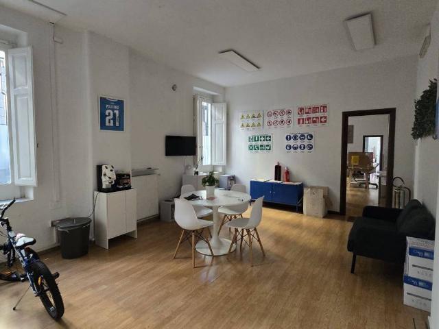 Appartamento in vendita a Avvocata, Napoli