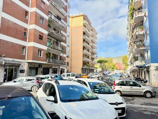 Appartamento in vendita a Vomero, Napoli
