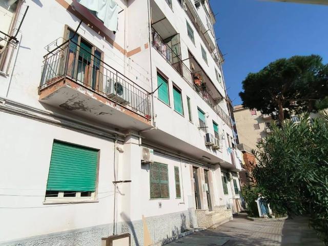 Appartamento in vendita a Coroglio, Campania