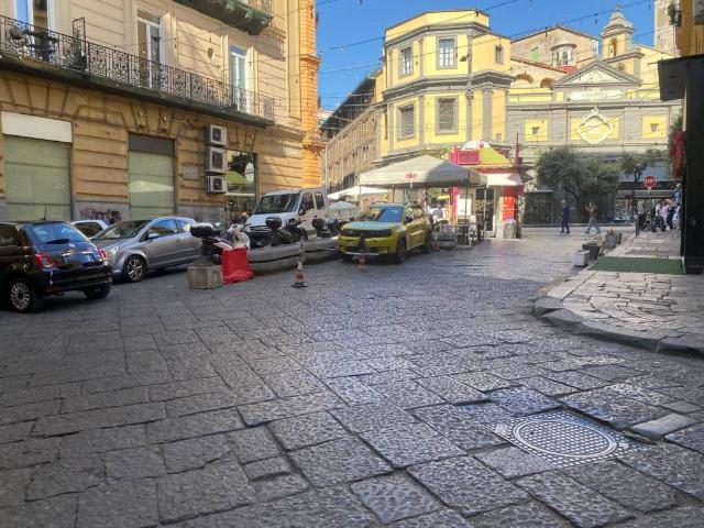 Appartamento in vendita a Pendino, Napoli