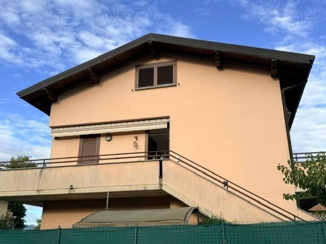 Appartamento in vendita a Oltrona San Mamette, Lombardia
