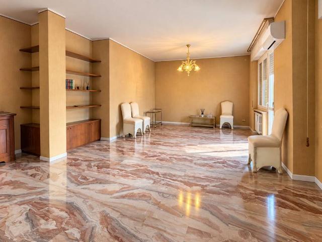 Appartamento in vendita a Parma Centro, Parma