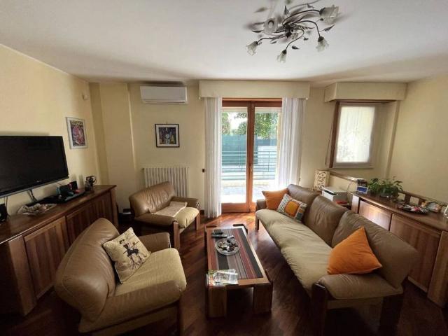 Appartamento in vendita a Pesaro, Pesaro E Urbino