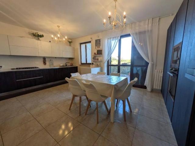 Appartamento in vendita a Pesaro, Pesaro E Urbino