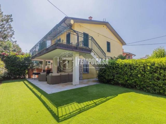 Villa Indipendente in vendita a Peschiera Del Garda, Veneto