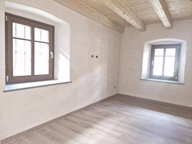 Appartamento in vendita a Pollein, Aosta