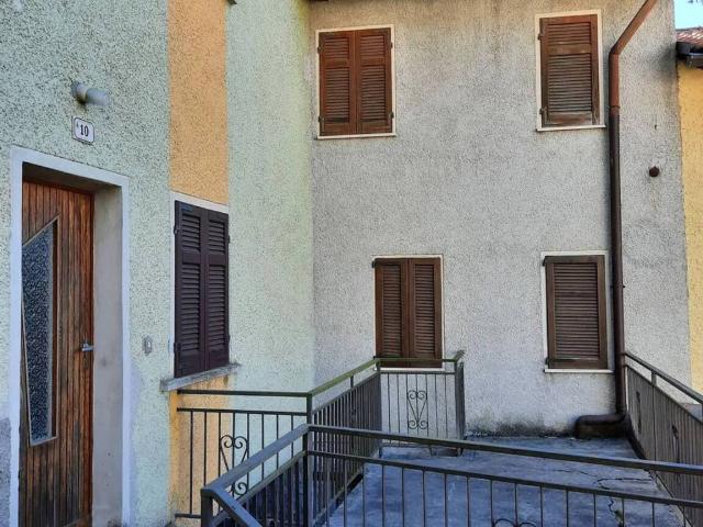 Appartamento in vendita a Ponna, Lombardia