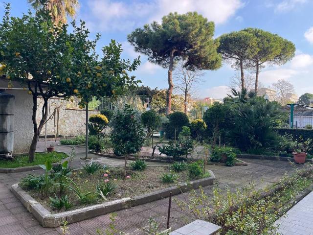 Appartamento in vendita a Pozzuoli, Campania
