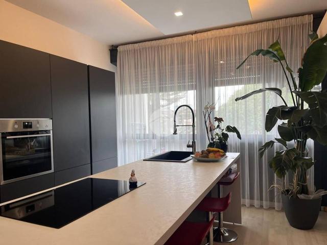 Appartamento in vendita a Villaggio Olimpia, Re