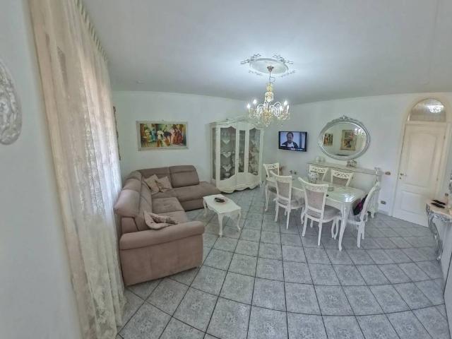 Villa Indipendente in vendita a Re, Reggio Emilia
