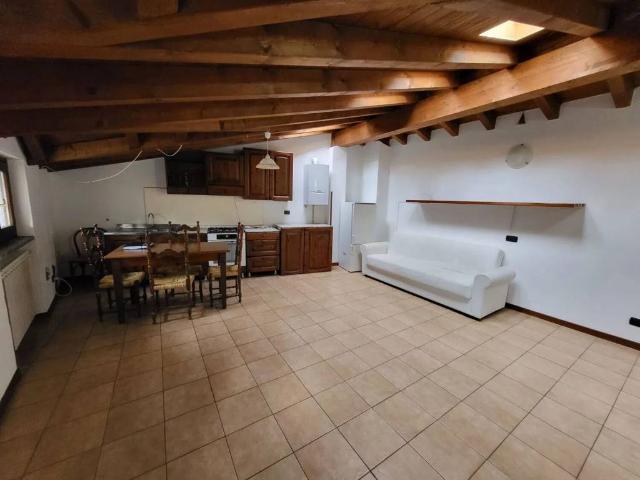 Appartamento in vendita a Rezzago, Como