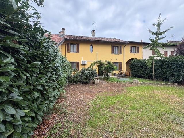 Villa Indipendente in vendita a Robecco Sul Naviglio, Lombardia