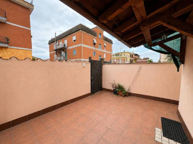 Appartamento in vendita a Municipio Roma X, Roma Capitale