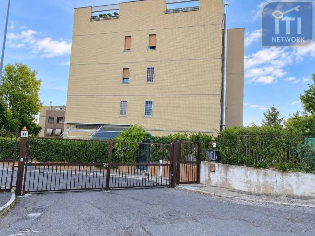 Appartamento in vendita a Municipio Roma X, Roma Capitale